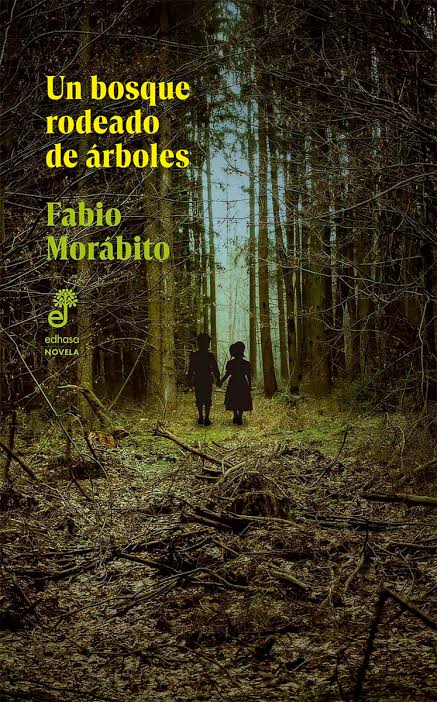 Un bosque rodeado de arboles